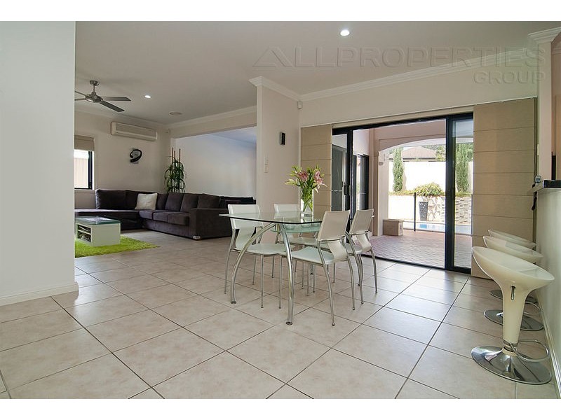 16 Santa Cruz Place, Forest Lake QLD 4078