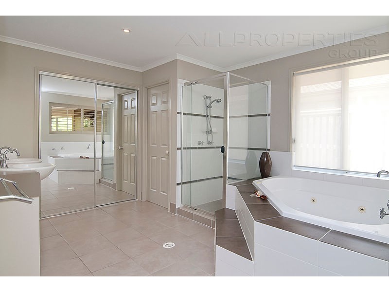 22 Cypress St, Heathwood QLD 4110