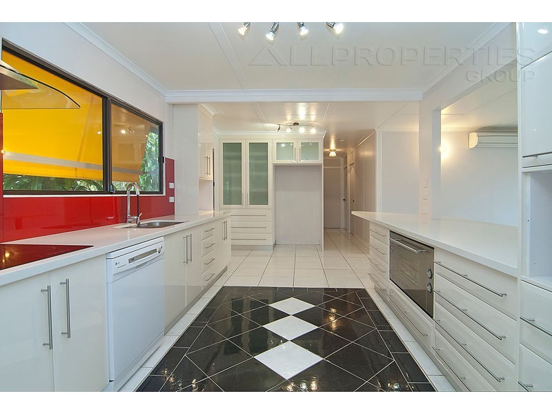 14 Conifer Street, Hillcrest QLD 4118