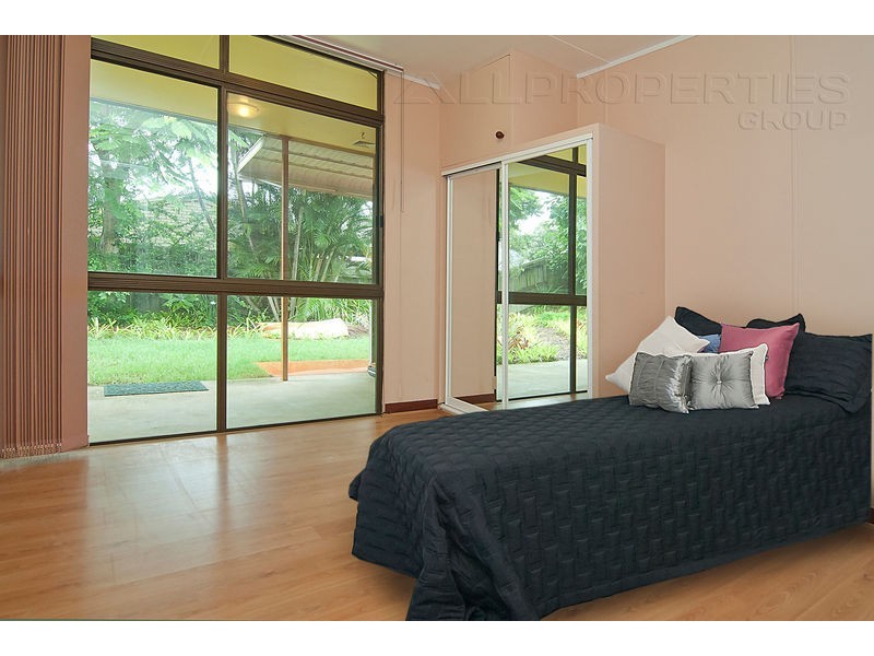 14 Conifer Street, Hillcrest QLD 4118