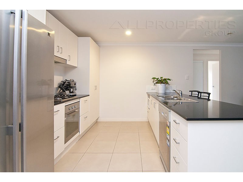37 Lakes Entrance Dr, Springfield Lakes QLD 4300