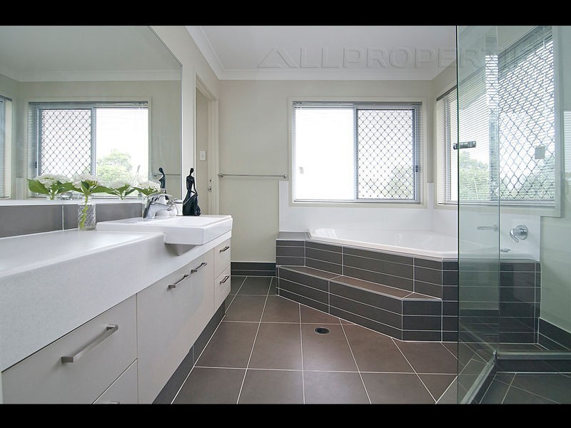 63 Juniper St, Heathwood QLD 4110