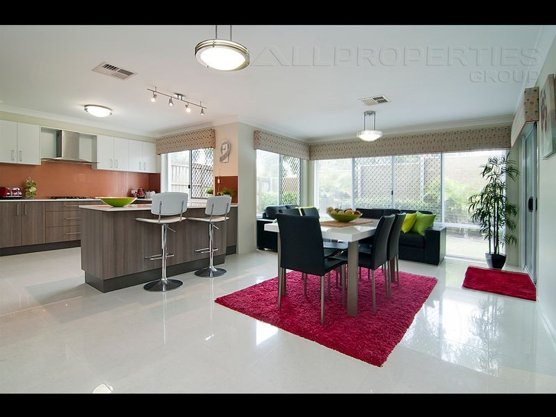 63 Juniper St, Heathwood QLD 4110