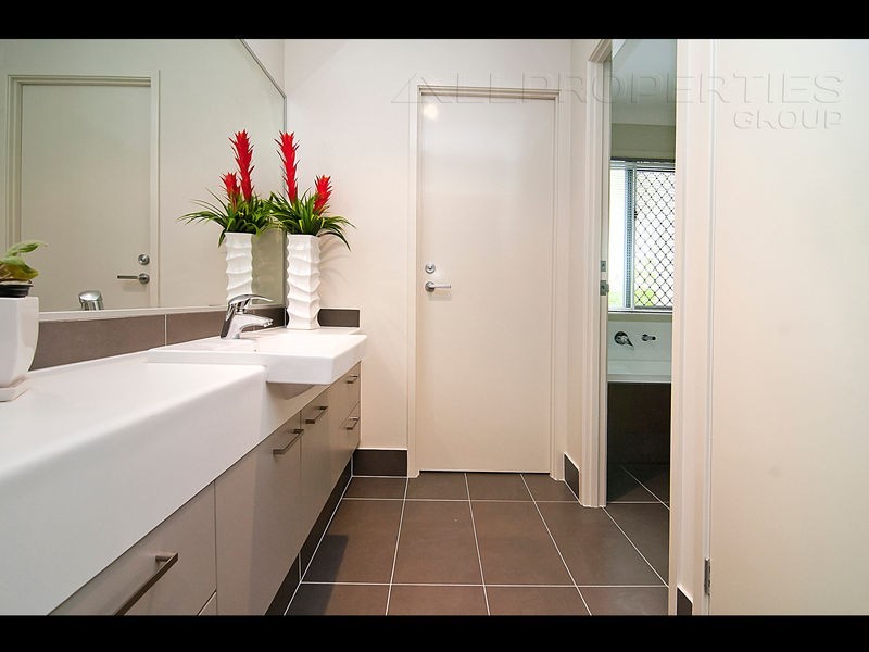 63 Juniper St, Heathwood QLD 4110