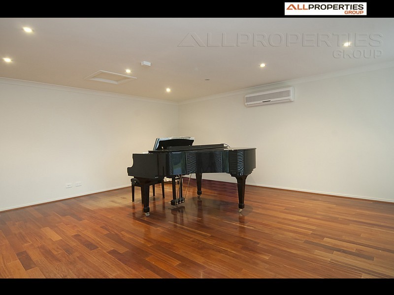 18 Cypress Street, Heathwood QLD 4110