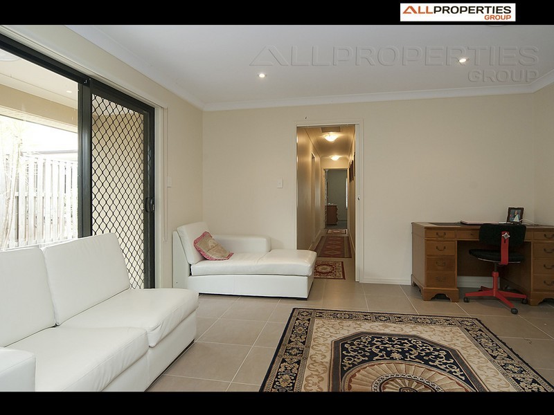 18 Cypress Street, Heathwood QLD 4110