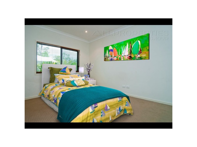 8 Riviera Way, Forest Lake QLD 4078