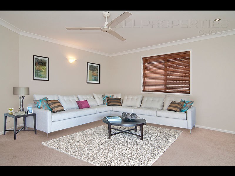 31 Peverell Street, Hillcrest QLD 4118