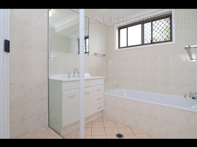 31 Peverell Street, Hillcrest QLD 4118