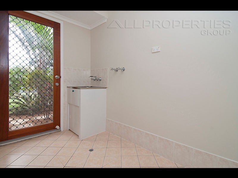 31 Peverell Street, Hillcrest QLD 4118