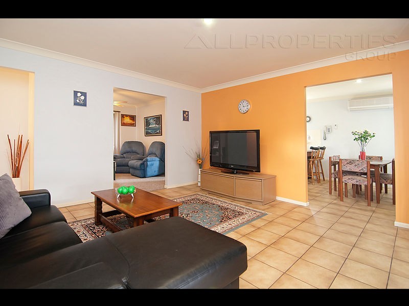 126 Owens Cres, Regents Park QLD 4118