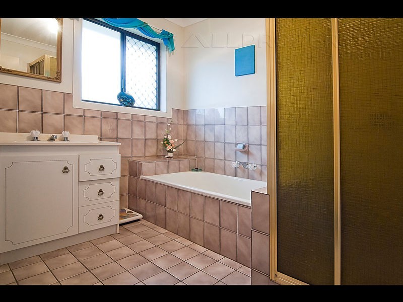 126 Owens Cres, Regents Park QLD 4118