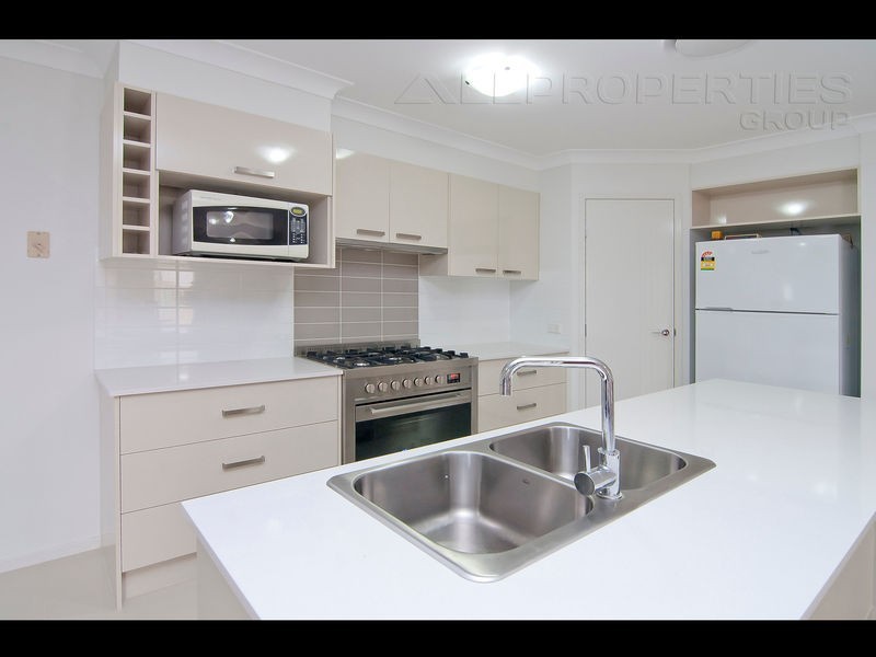 27 Wirewood Place, Heathwood QLD 4110