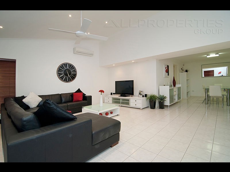 76 Sunflower Crescent, Calamvale QLD 4116