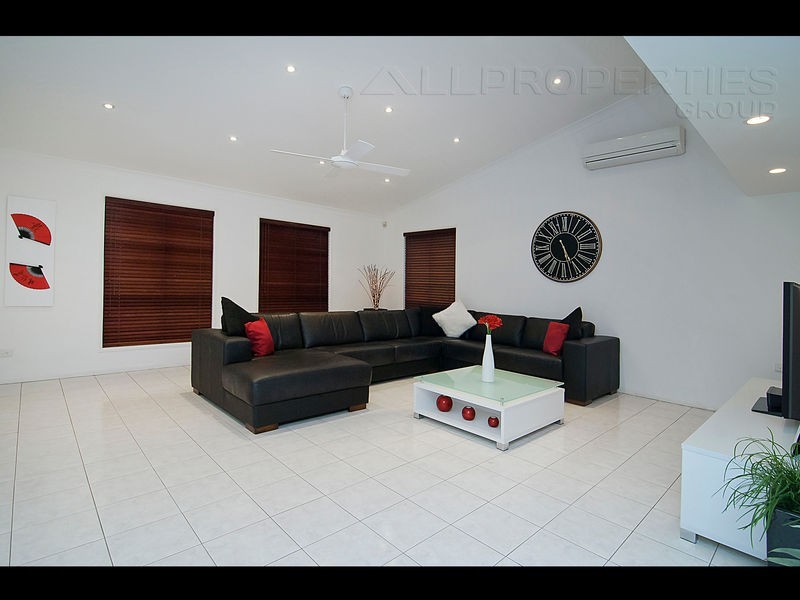 76 Sunflower Crescent, Calamvale QLD 4116