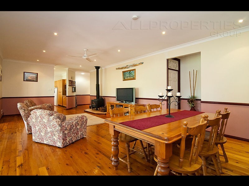 57 Paradise Rd, Forestdale QLD 4118