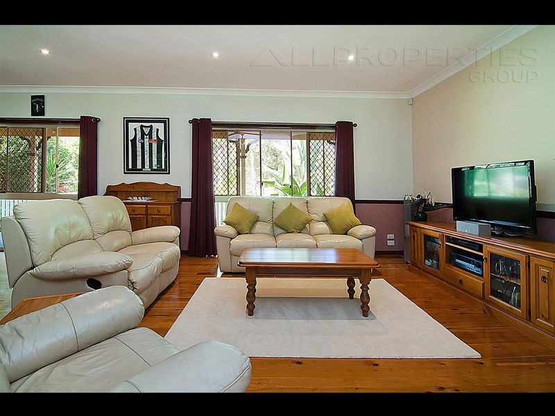 57 Paradise Rd, Forestdale QLD 4118