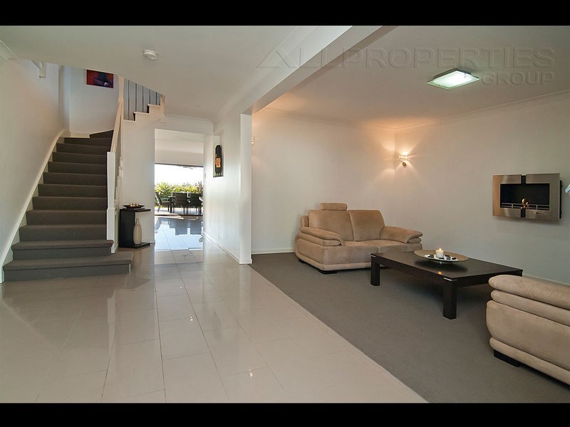 15 Roland St, Parkinson QLD 4115