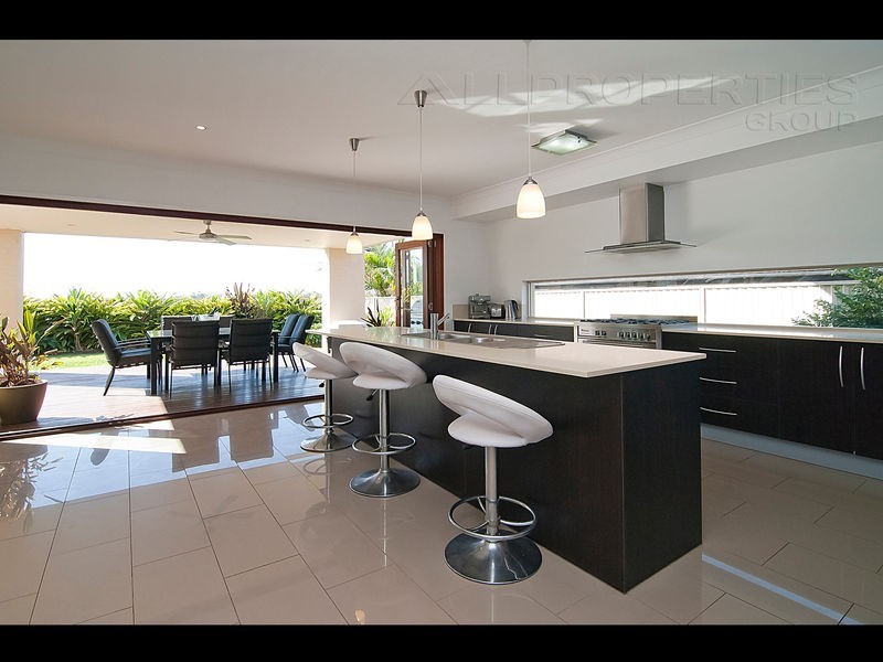 15 Roland St, Parkinson QLD 4115