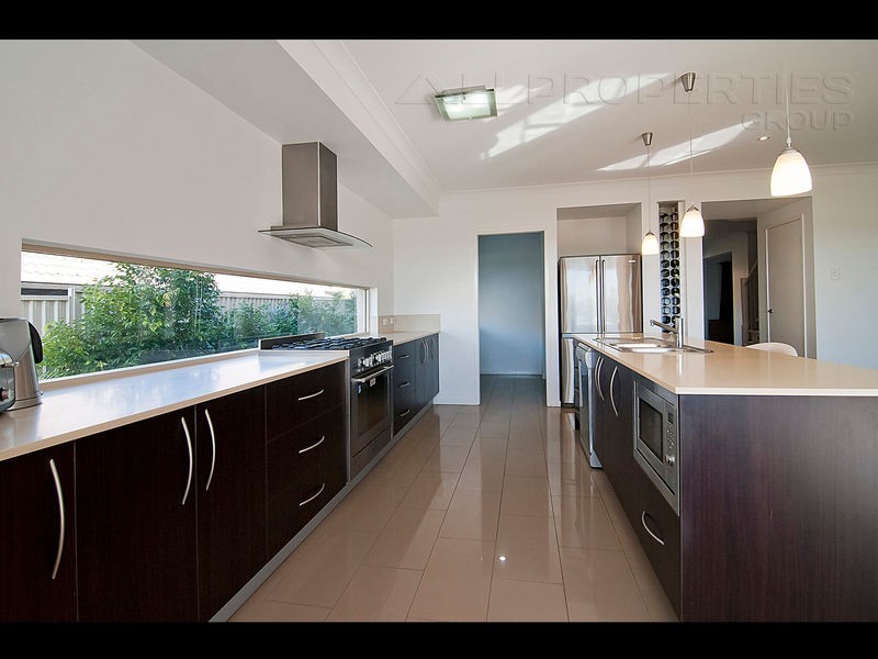 15 Roland St, Parkinson QLD 4115