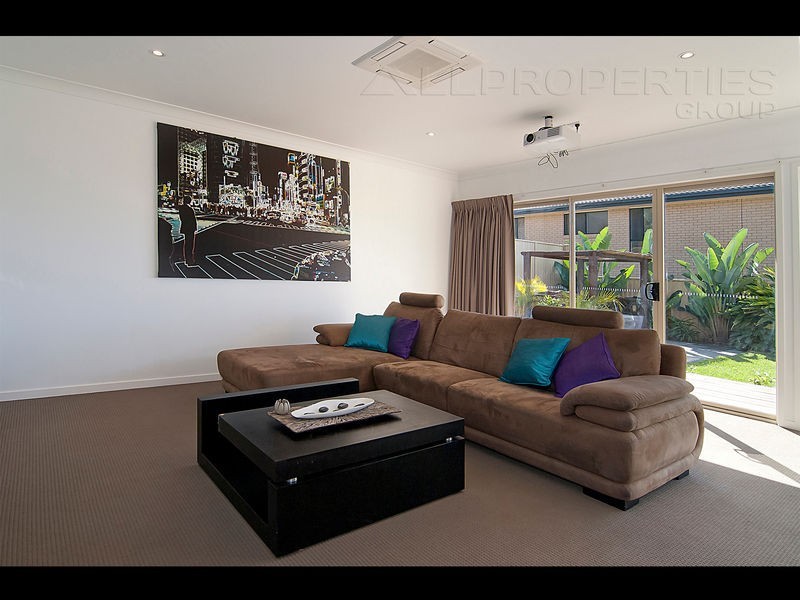 15 Roland St, Parkinson QLD 4115