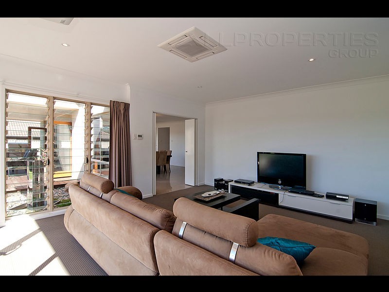 15 Roland St, Parkinson QLD 4115