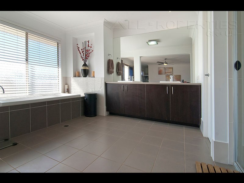 15 Roland St, Parkinson QLD 4115