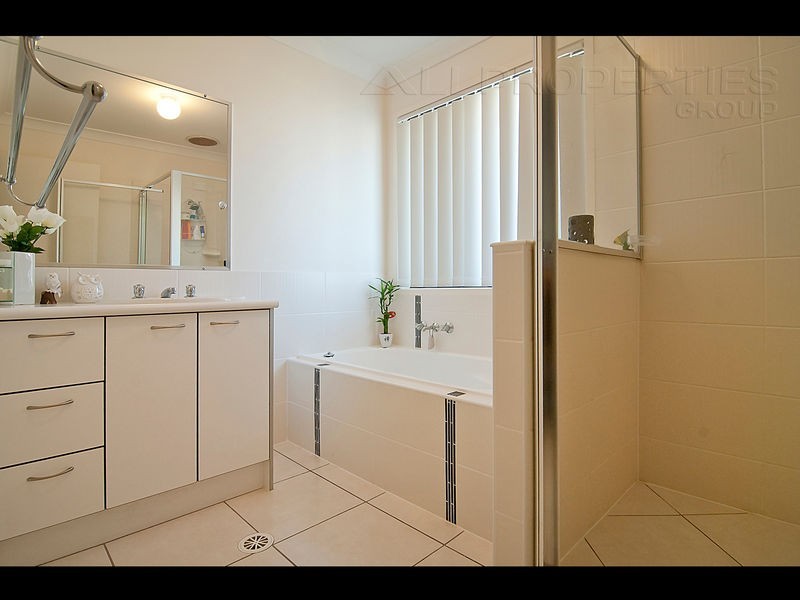 25 DELAFORCE STREET, Regents Park QLD 4118