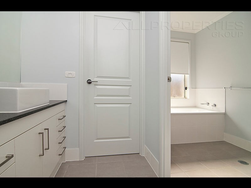 5 Domatia Street, Heathwood QLD 4110