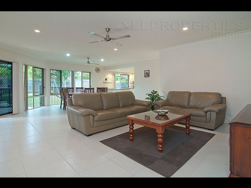 28 Daintree Dve, Parkinson QLD 4115