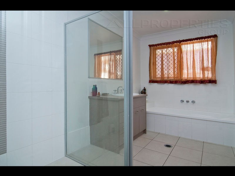 1 Flametree Cres, Berrinba QLD 4117