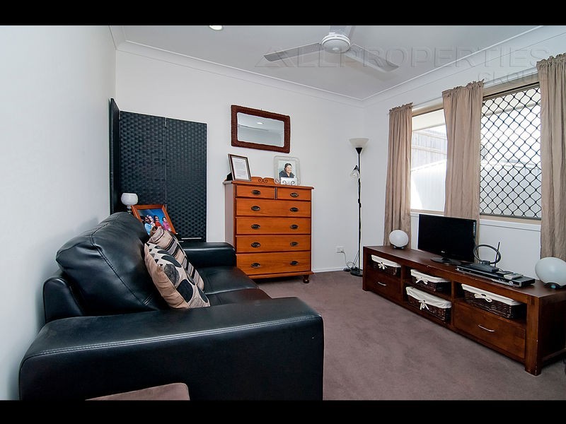 1 Flametree Cres, Berrinba QLD 4117