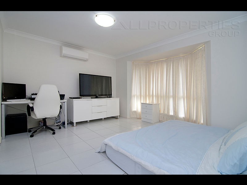 16 Windsor Place, Forest Lake QLD 4078