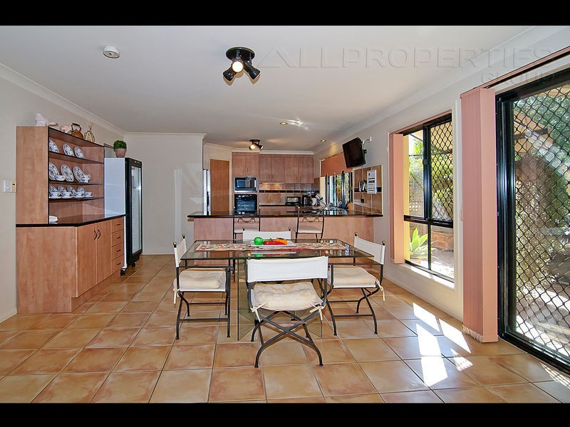 73 Ontario Cres, Parkinson QLD 4115