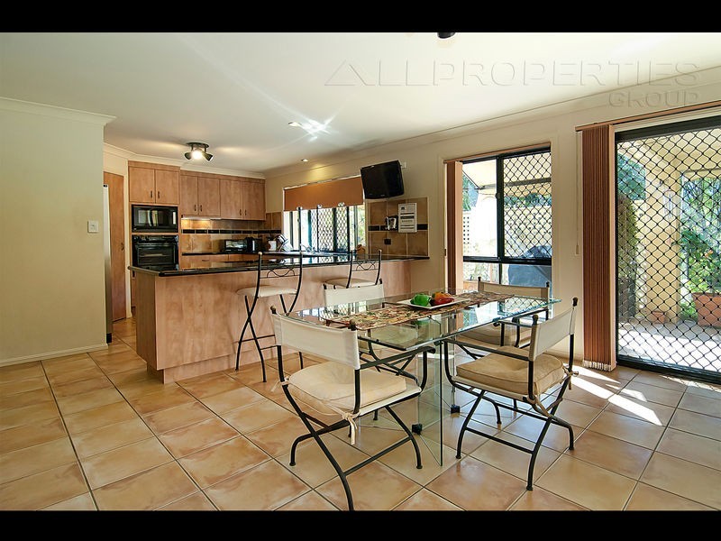 73 Ontario Cres, Parkinson QLD 4115