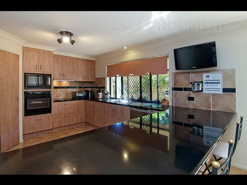 73 Ontario Cres, Parkinson QLD 4115