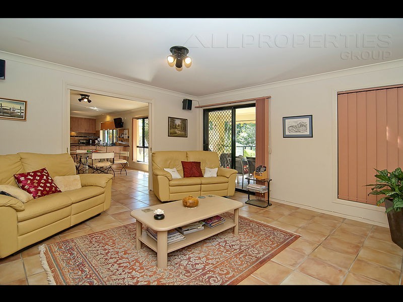 73 Ontario Cres, Parkinson QLD 4115