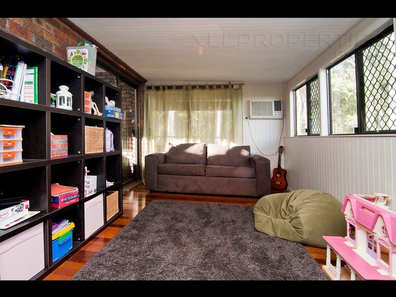 9 Wilpena Court, Springwood QLD 4127