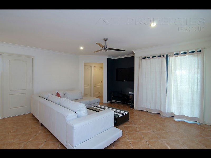 13 Carolina Pde, Forest Lake QLD 4078