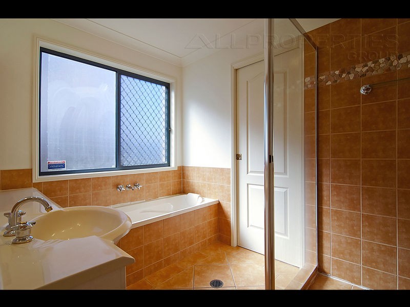 13 Carolina Pde, Forest Lake QLD 4078