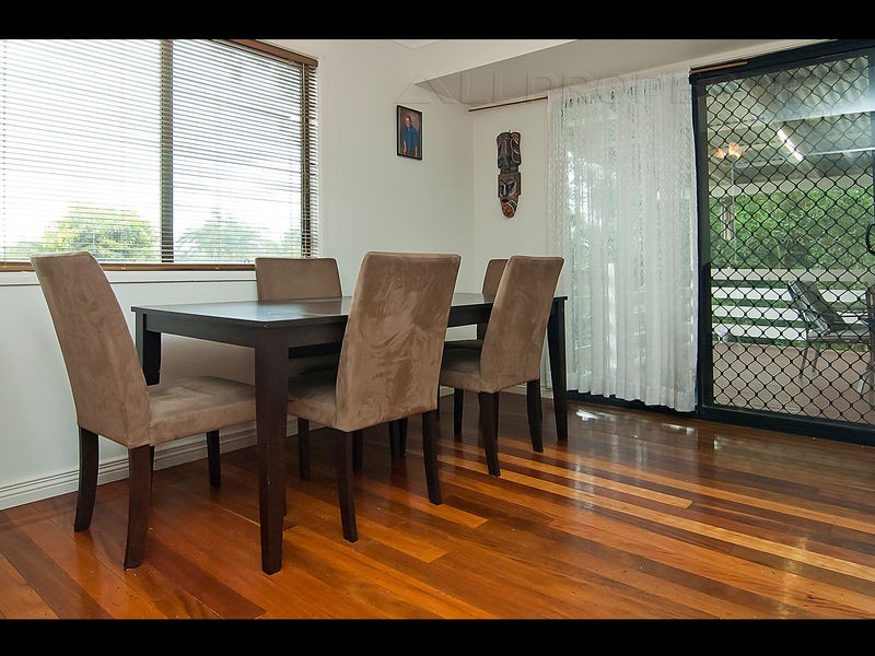 2 A Owens Cr, Regents Park QLD 4118