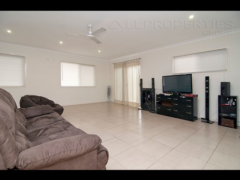 2 A Owens Cr, Regents Park QLD 4118