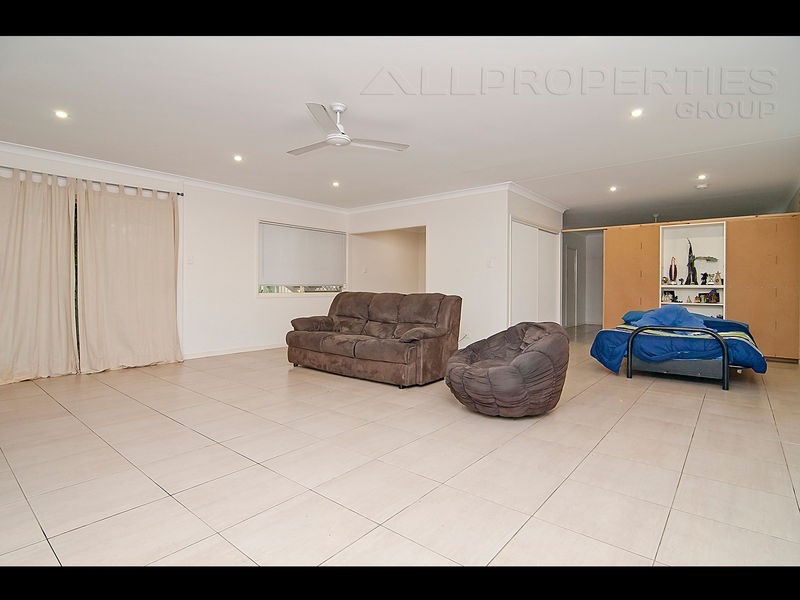 2 A Owens Cr, Regents Park QLD 4118