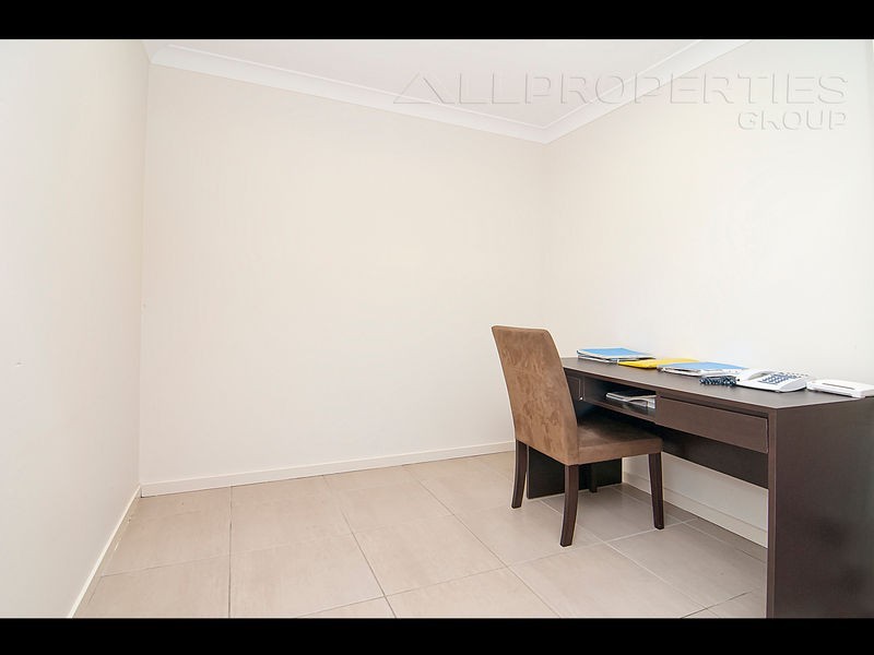 2 A Owens Cr, Regents Park QLD 4118