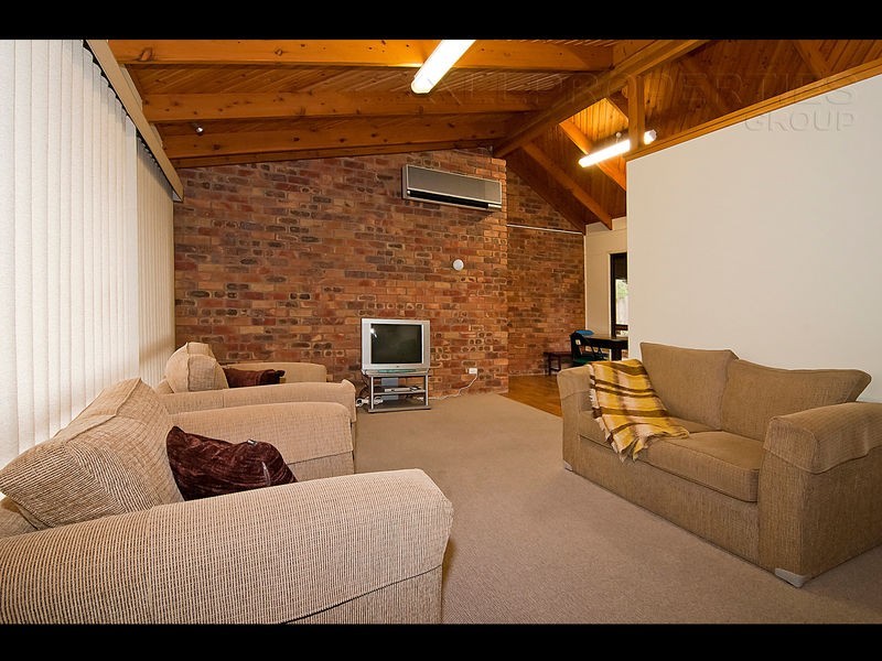 1 Clabon Street, Hillcrest QLD 4118