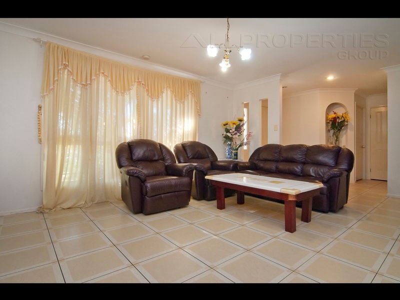 13 Blaxland Place, Forest Lake QLD 4078