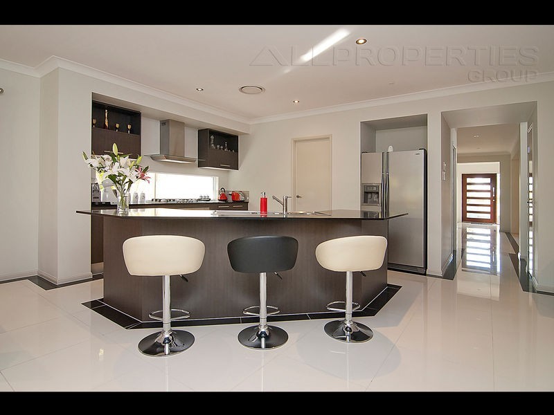 9 Boxwood Close, Heathwood QLD 4110