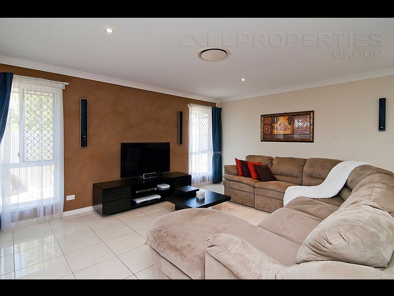 1 Juniper  St, Heathwood QLD 4110