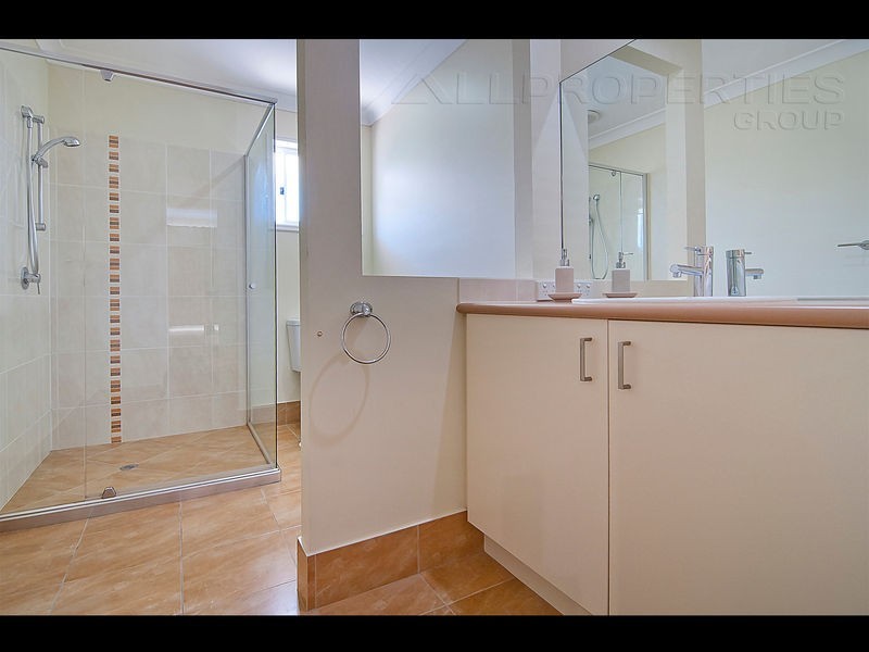 1 Juniper  St, Heathwood QLD 4110