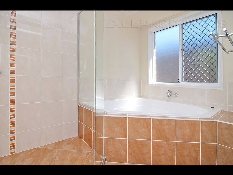 1 Juniper  St, Heathwood QLD 4110